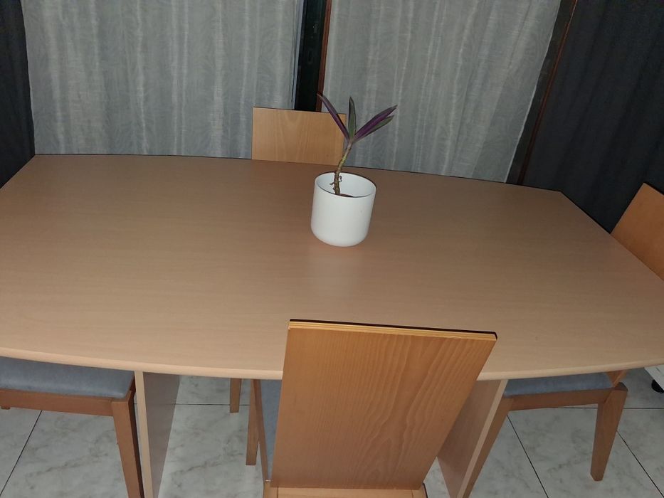 Mesa de jantar mais 4 cadeiras