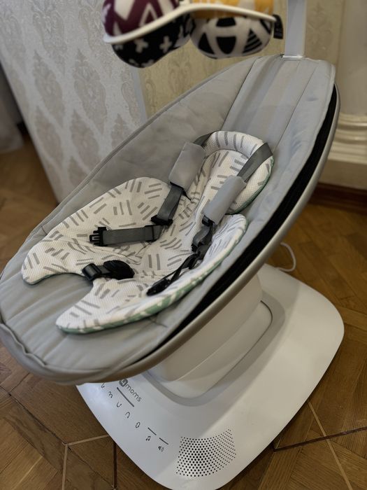Заколисуючий центр mamaRoo 5.0