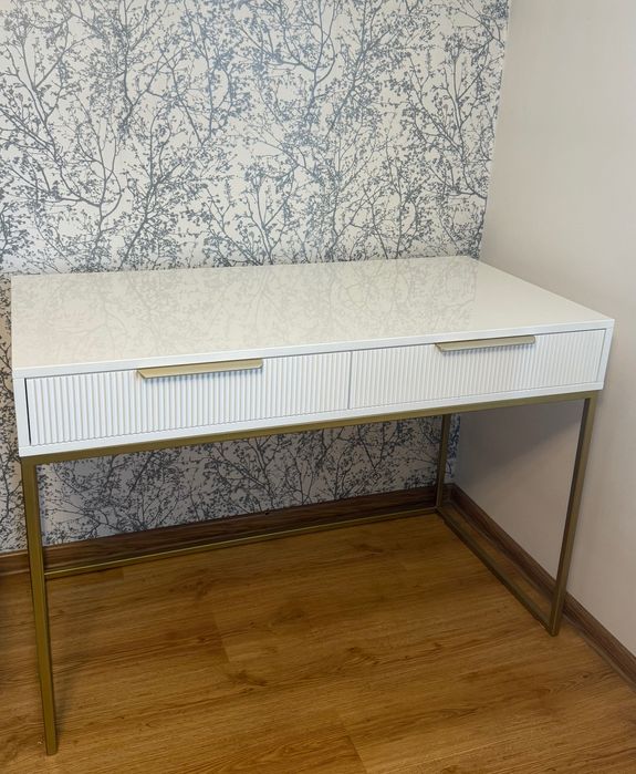 Białe biurko klasy premium ze złotą konstrukcją