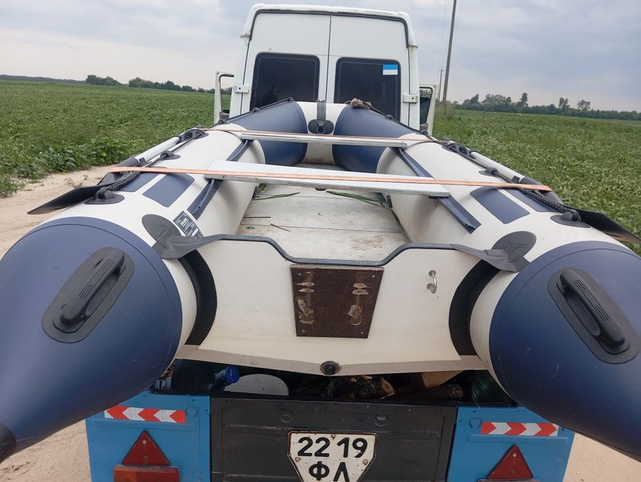 Продам лодку колібрі 3.3 м з мотором парсун 15сил + причеп.
