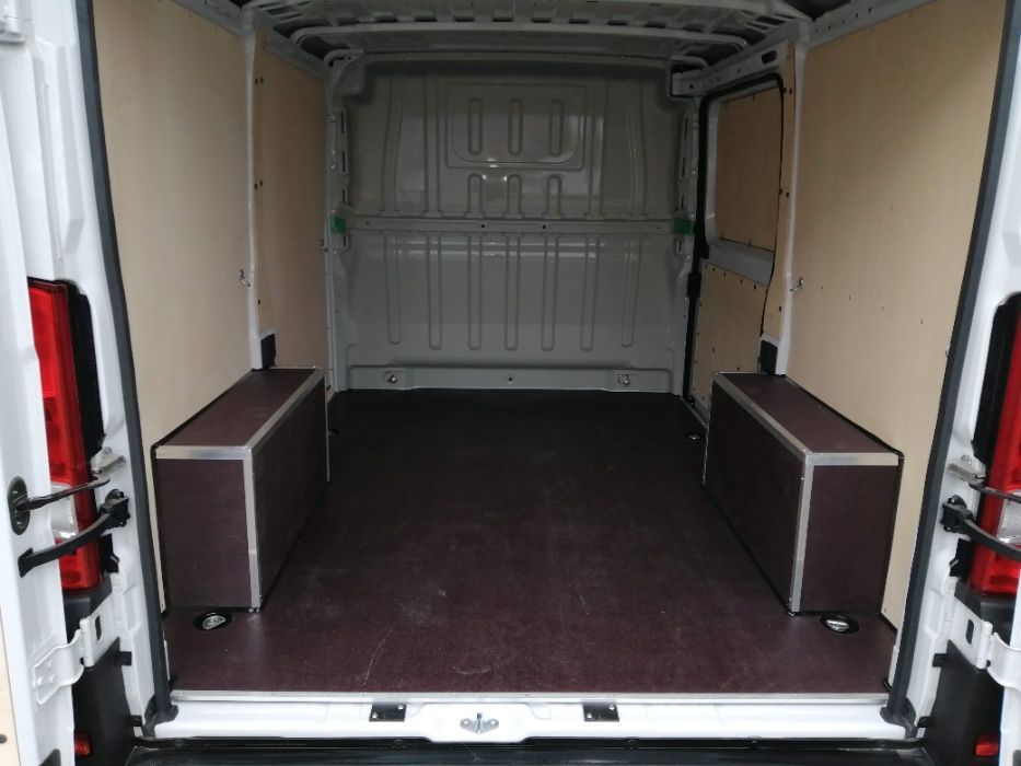 Zabudowa przestrzeni ładunkowej w samochodach Fiat Ducato L2H2