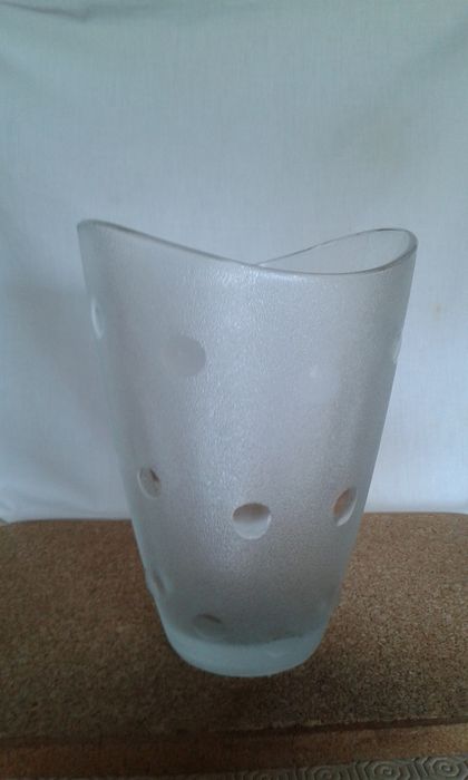 Jarra de vidro e design Italiano. Jarra com motivos de folhas gravadas