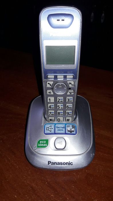 Стаціонарний телефон  " Panasonic " з переносною трубкою .