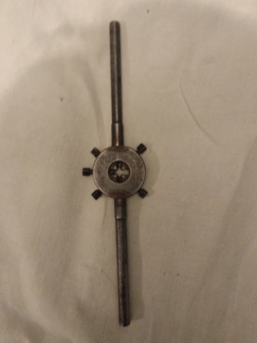 Плашкодержатель с плашкой