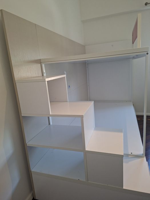 Beliche com 3 camas, escada e arrumação