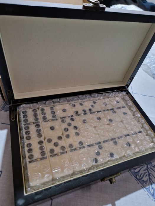 Dominó com caixa de madeira super requintada. Nova