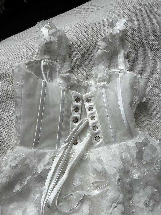 Сукня нова, біла в квіти