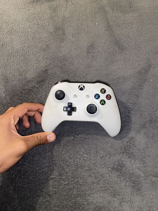 Xbox one s com comando branco