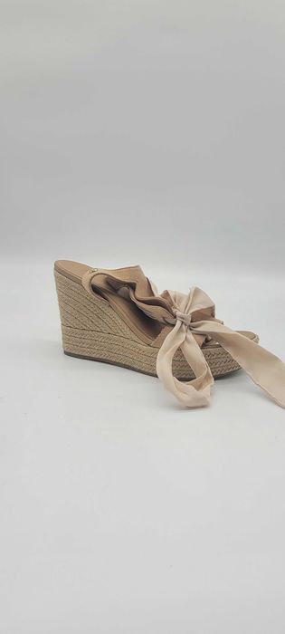№26- Жіночі босоніжки UGG на танкетці з декоративними стрічками