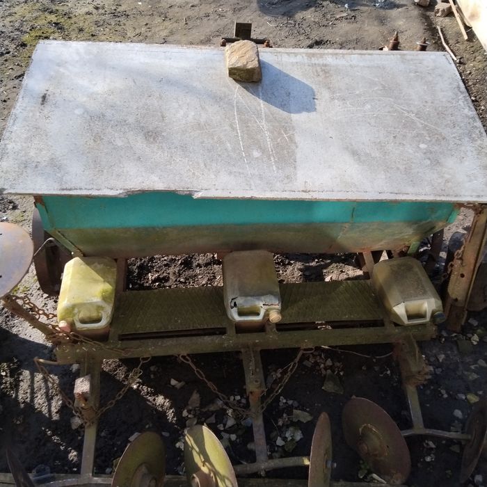 Картопле сажалка на три рядки