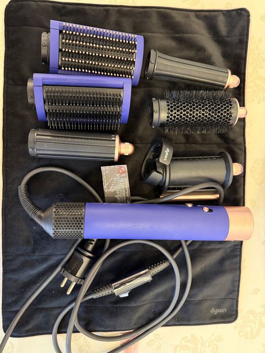 Продам стайлер Dyson у хорошому стані. Все працює справно, користувались бережно. У комплекті насадки.