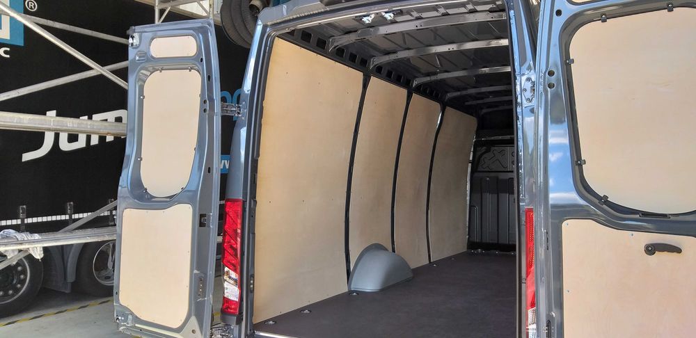 Zabudowa busa, podłoga antypoślizgowa, boki Iveco Daily L4H3 L5H3