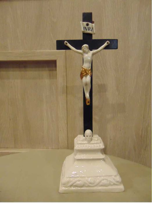 Secesja,stojący porcelanowy krzyż,P.Jezus,wys.29,5 cm.