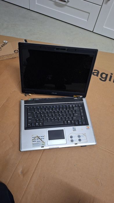 Laptop Asus F3M uszkodzony
