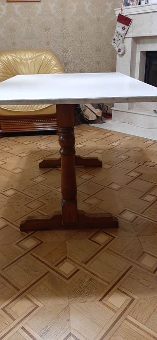 Продам стіл  з деревяними  низом та ламінованим поверхньою