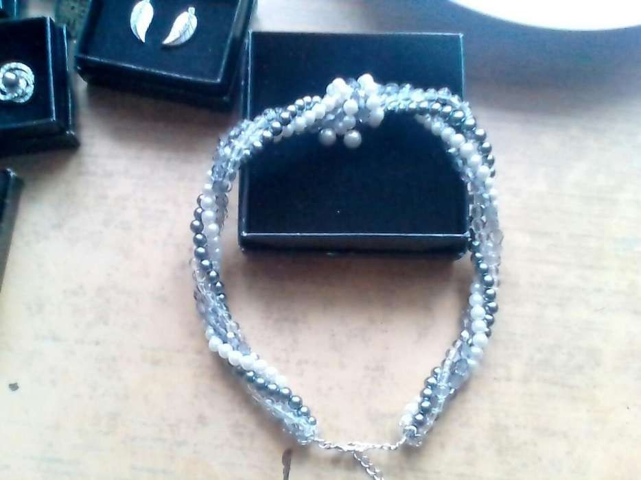 Korale z kolczykami perelkami