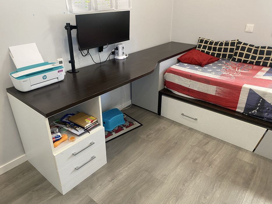 Cama e secretaria rapaz