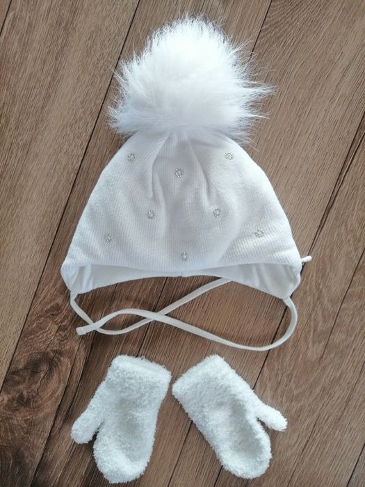 Zestaw zimowy kurtka, 2czapki, chusta i rekawiczki.