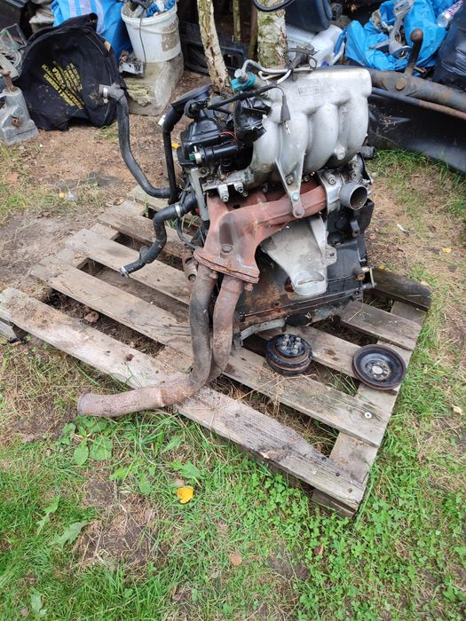 Głowica silnika wałek Audi  80 100 2.0 ABK