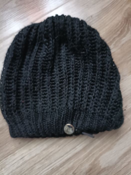 Czarna ciepła czapka