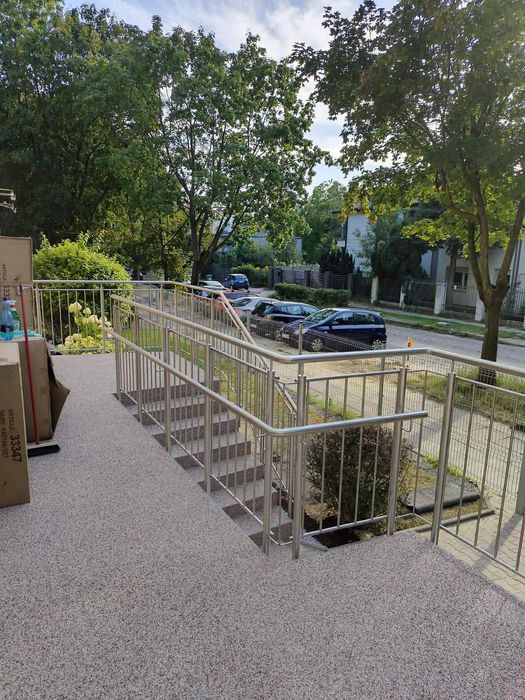 Podjazdy poręcze dla osób niepełnosprawnych, balustrady