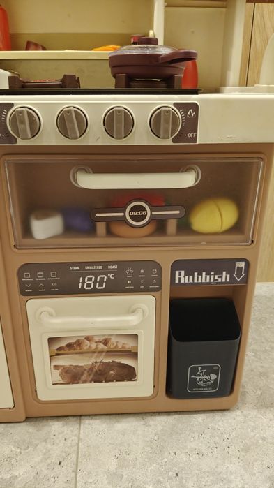 Zabawkowa kuchenka multimedialna