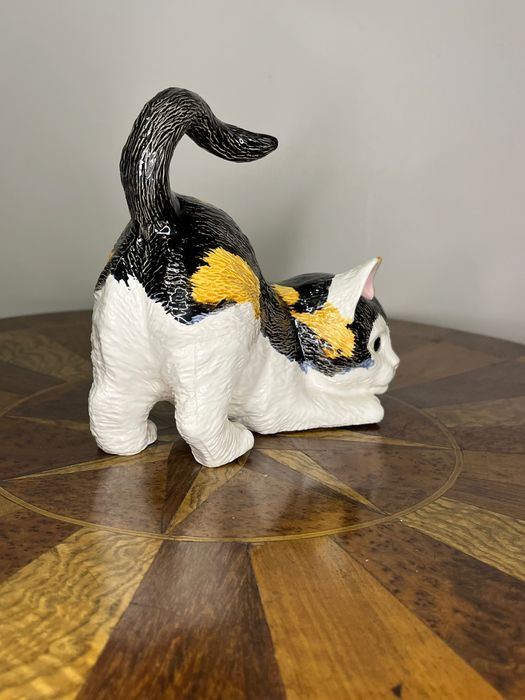 Ceramiczna figurka kota, sygnowana, lata 80, ręcznie malowana.