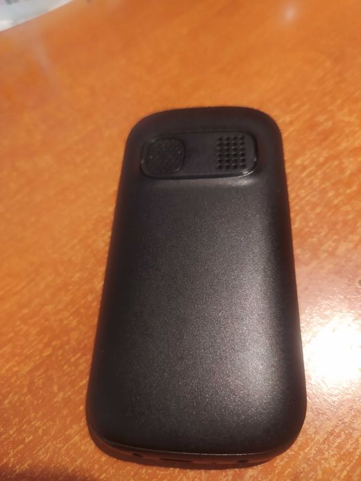 Piekny telefon komórkowy dla seniora z przyciskiem SOS MaxCom