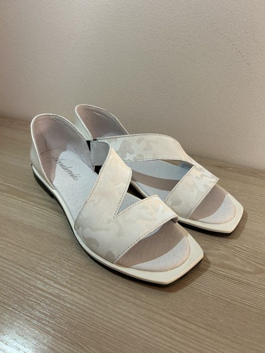 Білі босоніжки..