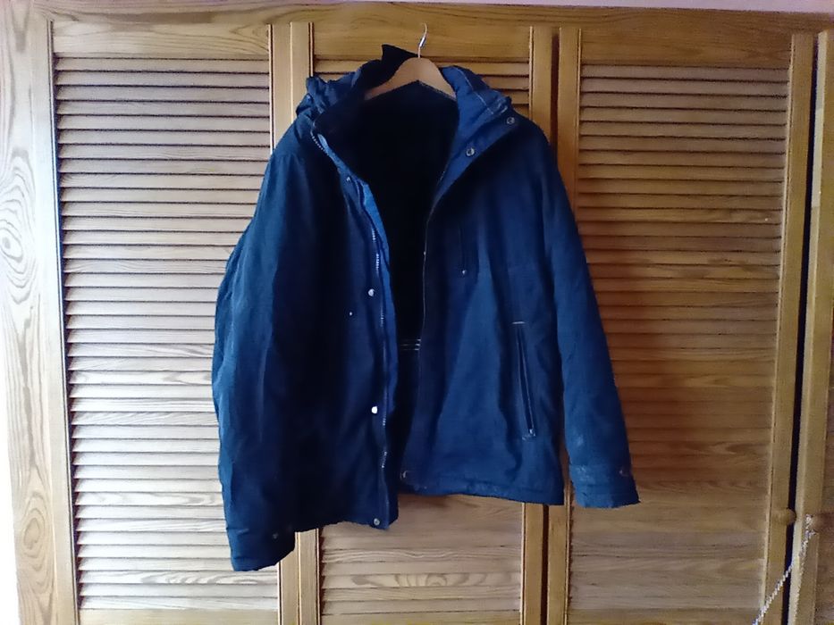 Męska zimowa kurtka z kapturem – ciepła, wygodna, dobry stan