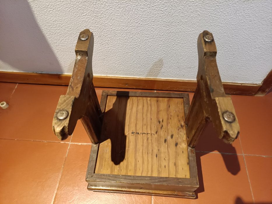 Banco de costura marca Singer