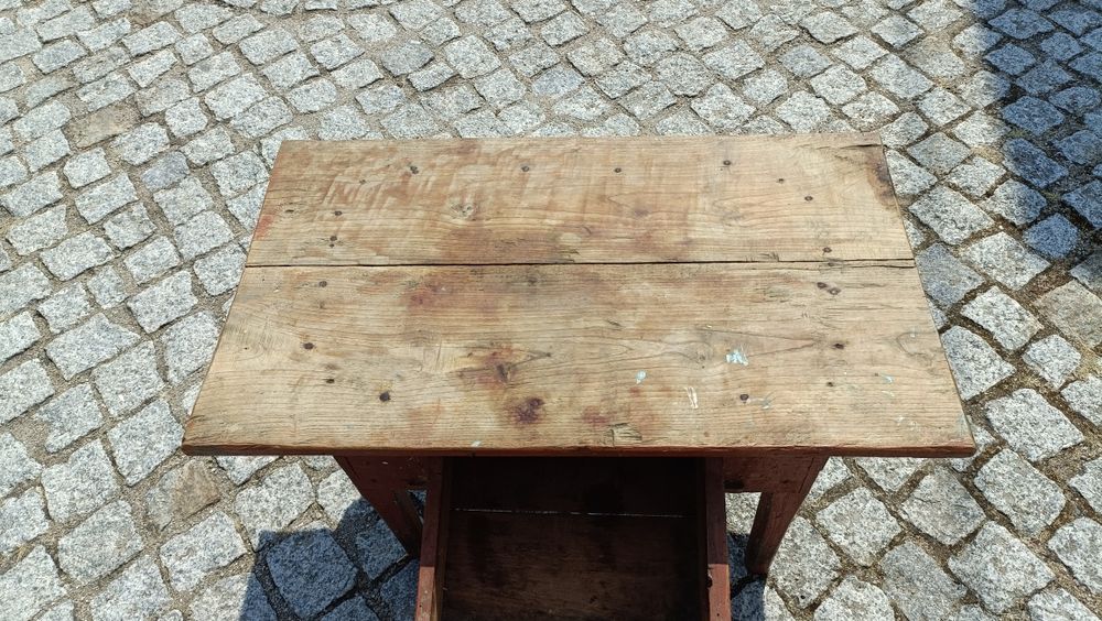 Mesa pequena, muito antiga