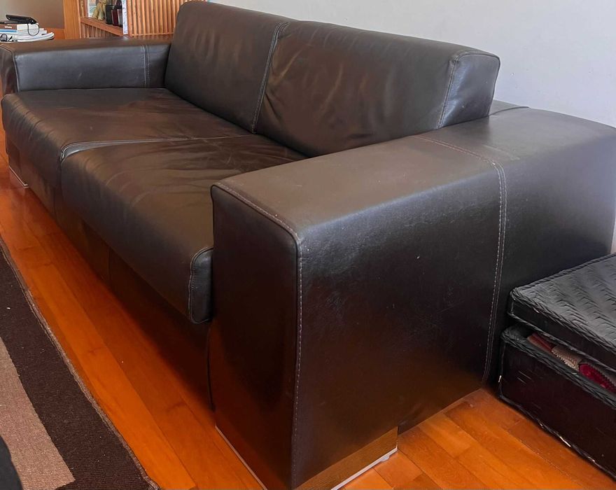 Sofá contemporâneo de três lugares em pele castanho escuro
