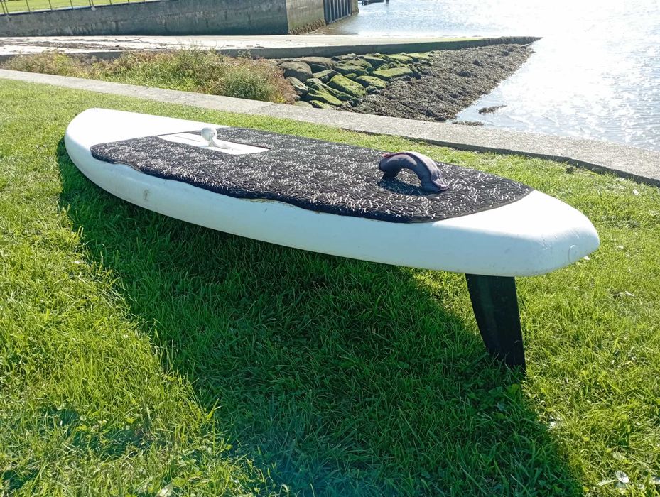Pranchão de windsurf familiar para “pesos pesados”, de patilhão