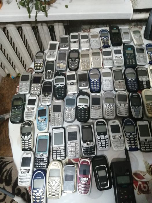 Продам лот телефонів сіменс а52 а57 с62 с75 сріблястого кольору