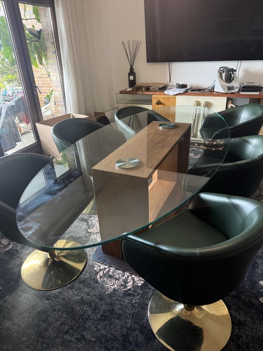 Mesa de jantar oval 260x120 com 6 cadeiras em pele
