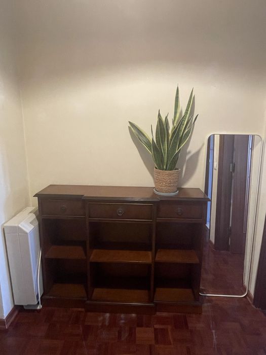 Aparador de madeira maciça em muito bom estado