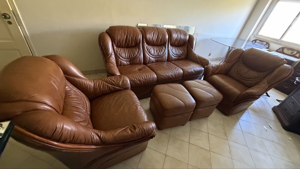 * 1 sofá de 3 lugares * 2 poltronas * 2 pufes