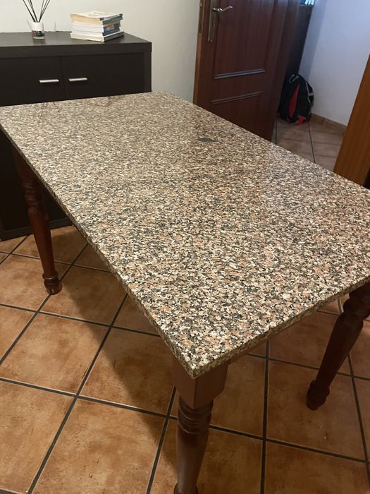 Mesa de cozinha com tampo em granito