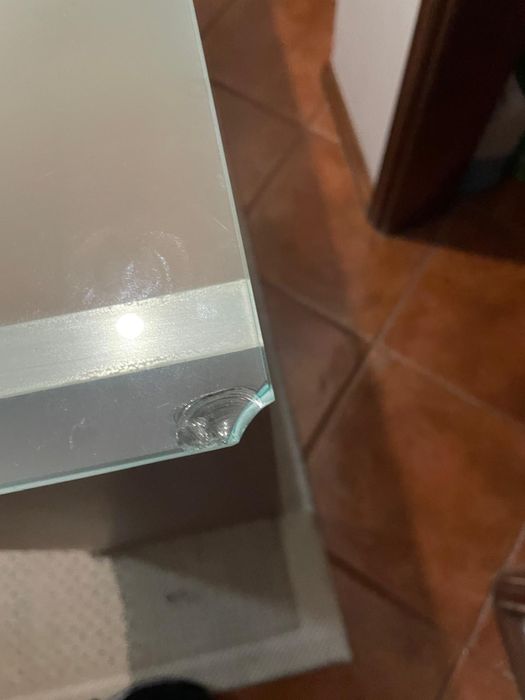 Aparador com tampo em vidro