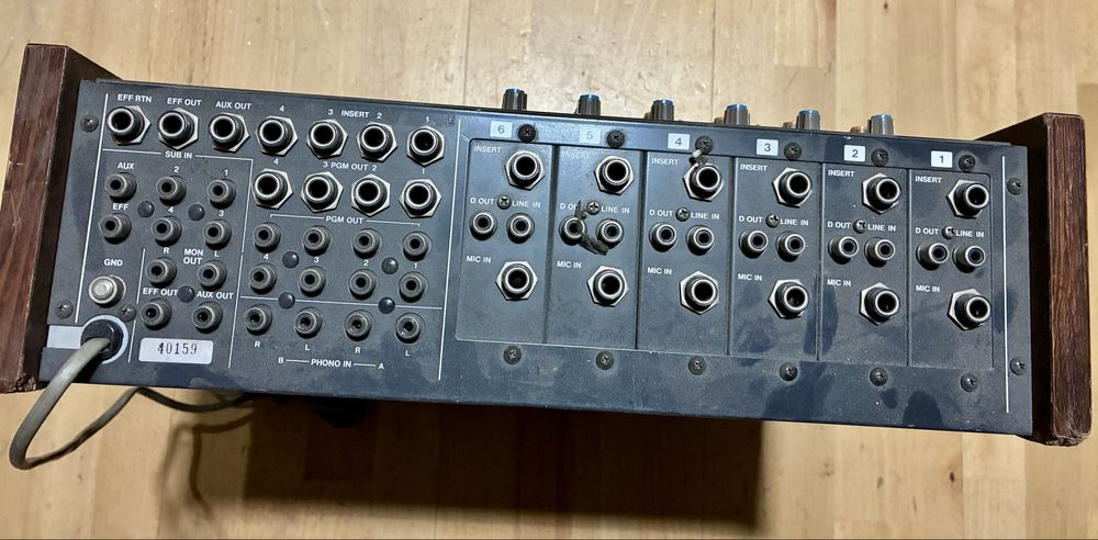 Tascam  M-106 analogowy mikser