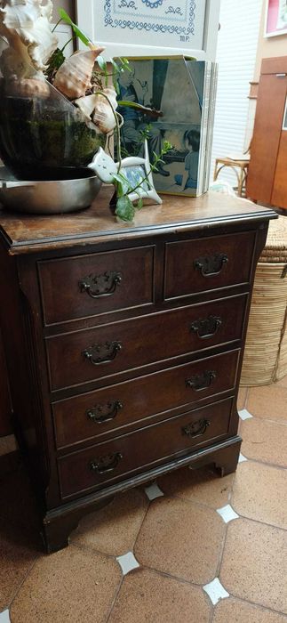 Cómoda pequena em madeira escura – estilo clássico