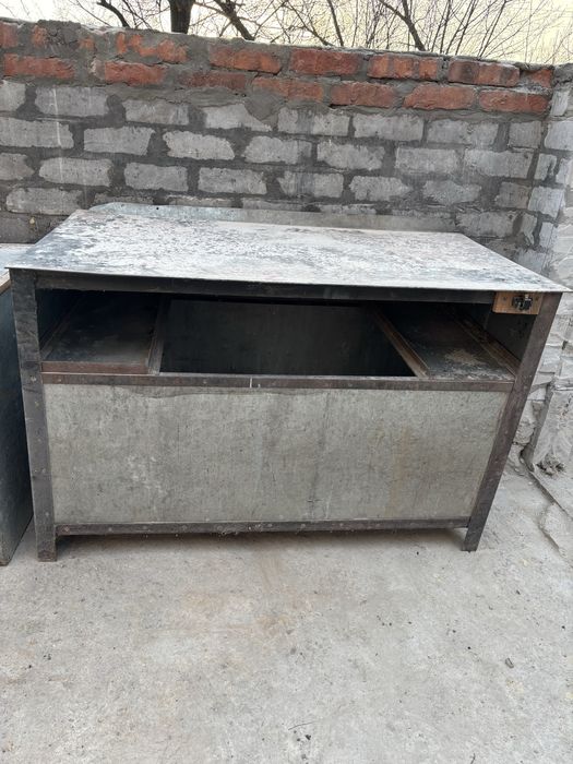 Стіл з ацинкованого металу