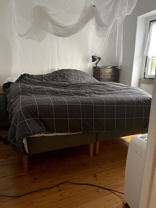 Vendo cama LYNGÖR 180 × 200 cm, em muito bom estado.