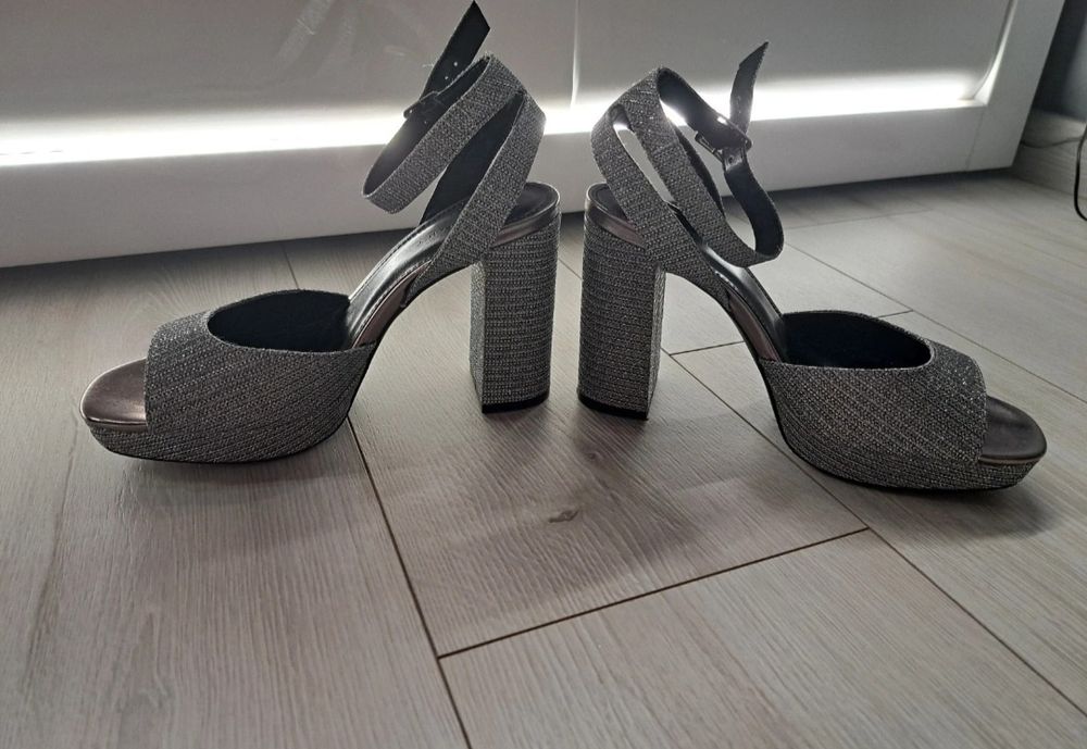 Srebrne buty na obcasie