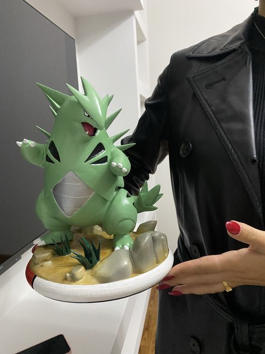 Figura tyranitar pokemon