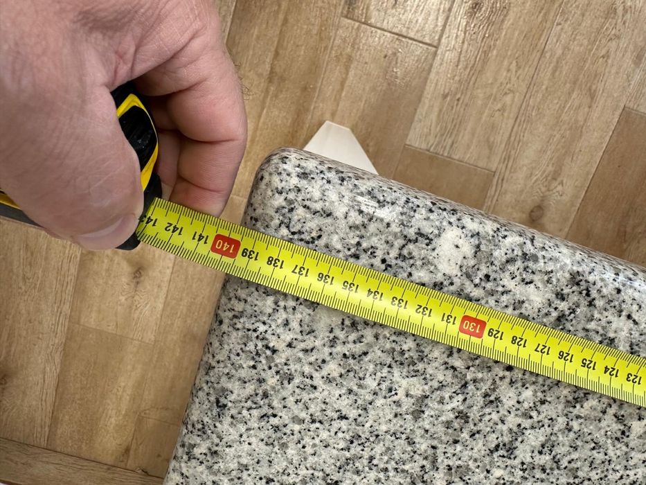 Mesa em madeira lacada e pedra  de granito