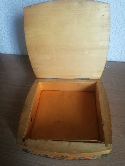 Oryginalna folkowa ręcznie zdobiona kaseta drewniana
