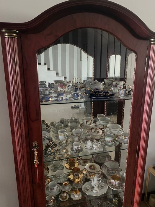 Estante com 3 prateleiras em vidro e uma gaveta