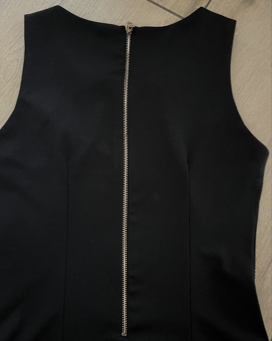 Czarna sukienka ze złotymi aplikacjami